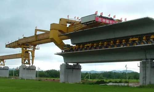 铁路架桥机施工与传统手工施工相比，有何优点和劣势？